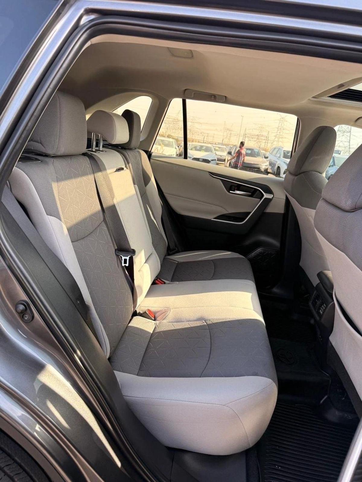 Toyota RAV4 XLE Full Option 2022 with sunroof, push start-15-15
