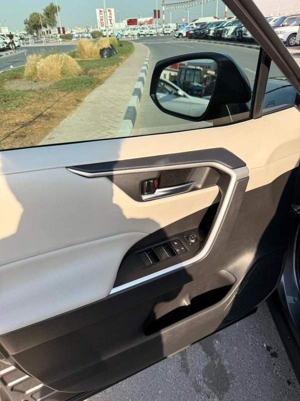 Toyota RAV4 XLE Full Option 2022 with sunroof, push start