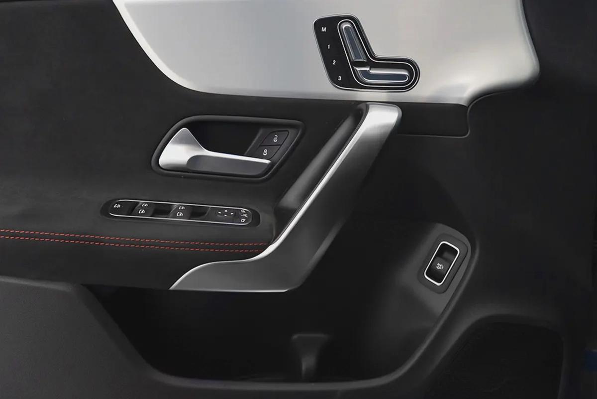 3,832 / 60 months | 0% DP | 2025 Mercedes Benz CLA250 4Matic / Mercedes-Benz Warranty Service-8-8