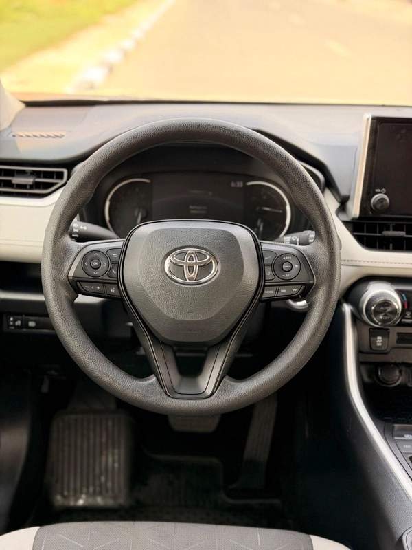 Toyota RAV4 XLE 2.5 L push start 2025 full option