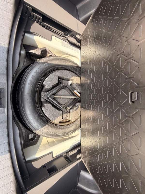 Toyota RAV4 XLE 2.5 L push start 2025 full option