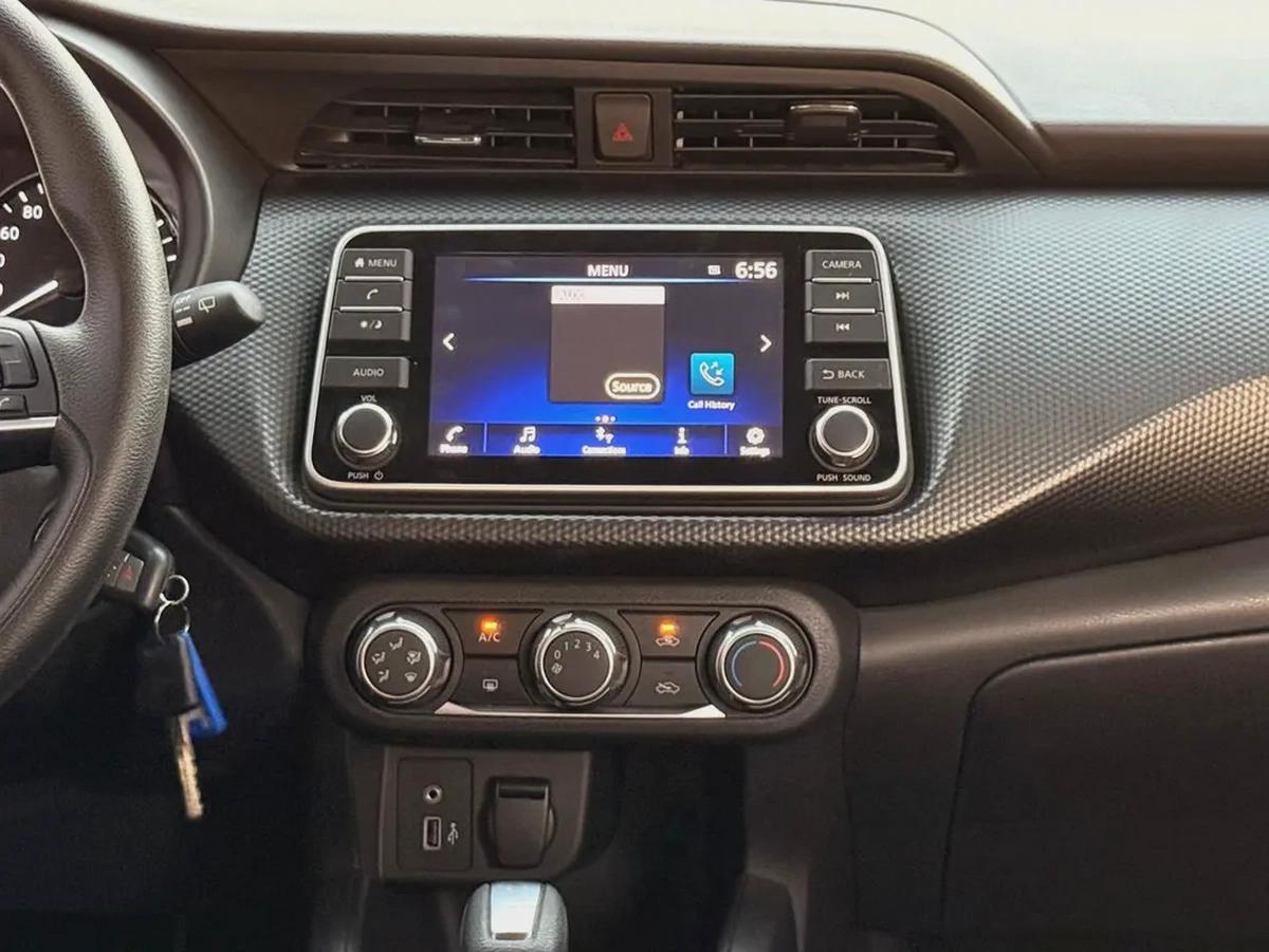 Nissan Kicks, 2024 completely accident-free, original paint.-9-9