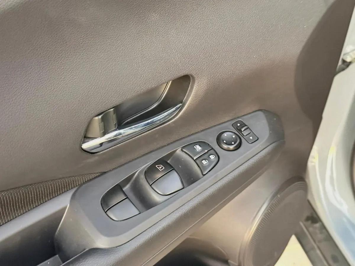 Nissan Kicks, 2024 completely accident-free, original paint.-12-12