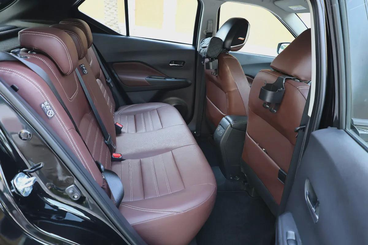 NISSAN KICKS SL 1.6L - GCC SPECS - 5 YEARS UNDER WARRANTY - FREE SERVICE CONTRACT - ACCIDENT FREE --18-18