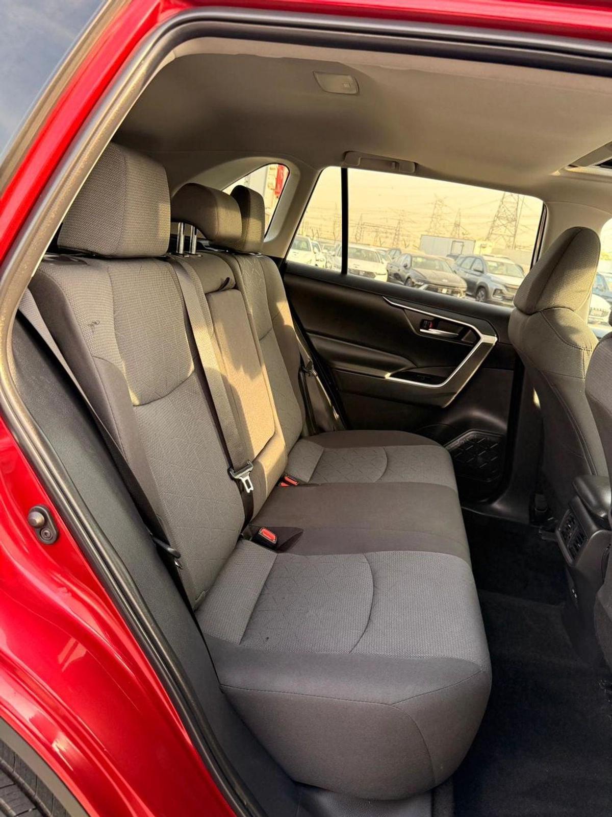 Toyota RAV4 XLE 2.5L AWD Full option 2023-17-17