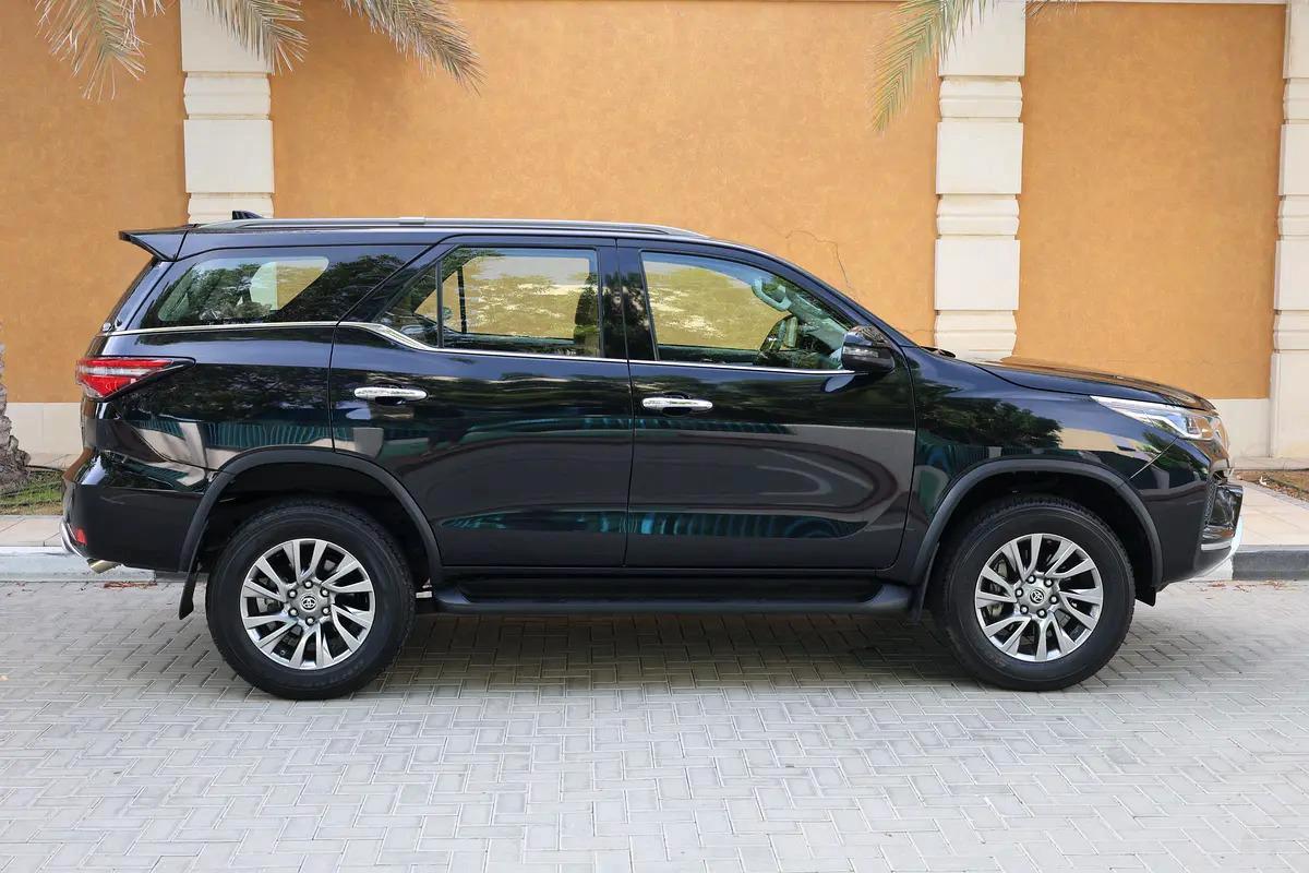 TOYOTA FORTUNER VXR V6 - GCC SPECS - UNDER WARRANTY - FULL SERVICE HISTORY - ACCIDENT FREE --12-12