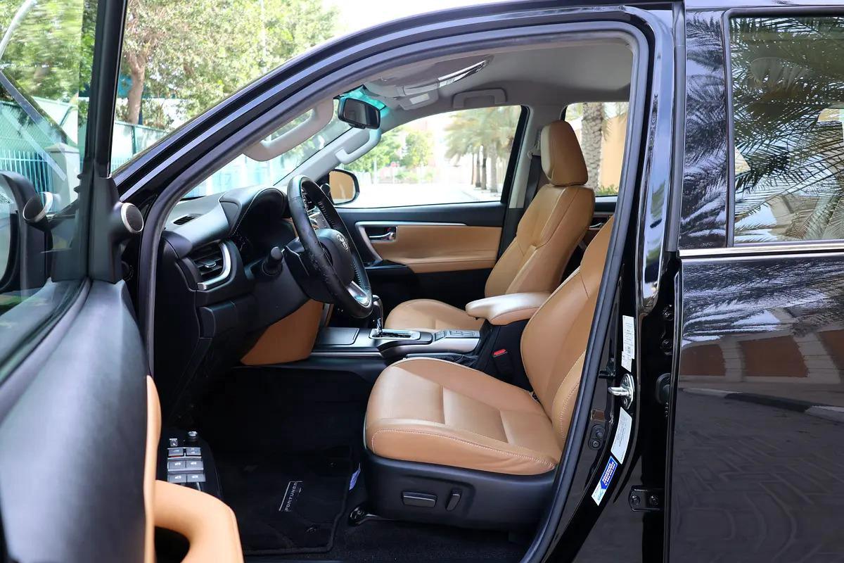 TOYOTA FORTUNER VXR V6 - GCC SPECS - UNDER WARRANTY - FULL SERVICE HISTORY - ACCIDENT FREE --18-18