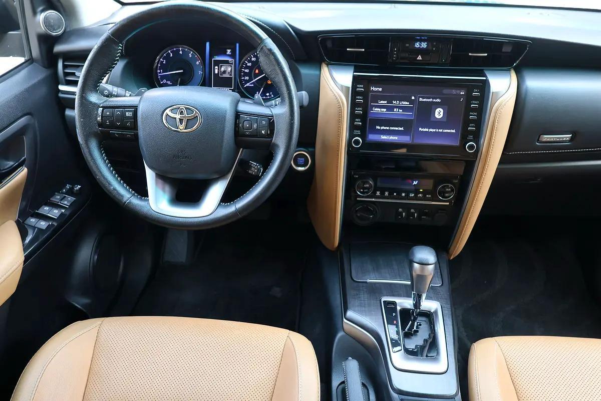 TOYOTA FORTUNER VXR V6 - GCC SPECS - UNDER WARRANTY - FULL SERVICE HISTORY - ACCIDENT FREE --13-13