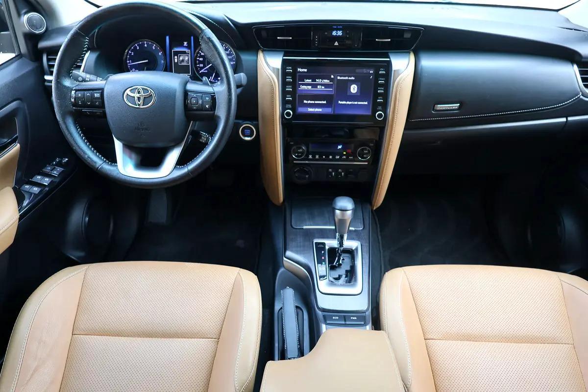 TOYOTA FORTUNER VXR V6 - GCC SPECS - UNDER WARRANTY - FULL SERVICE HISTORY - ACCIDENT FREE --4-4