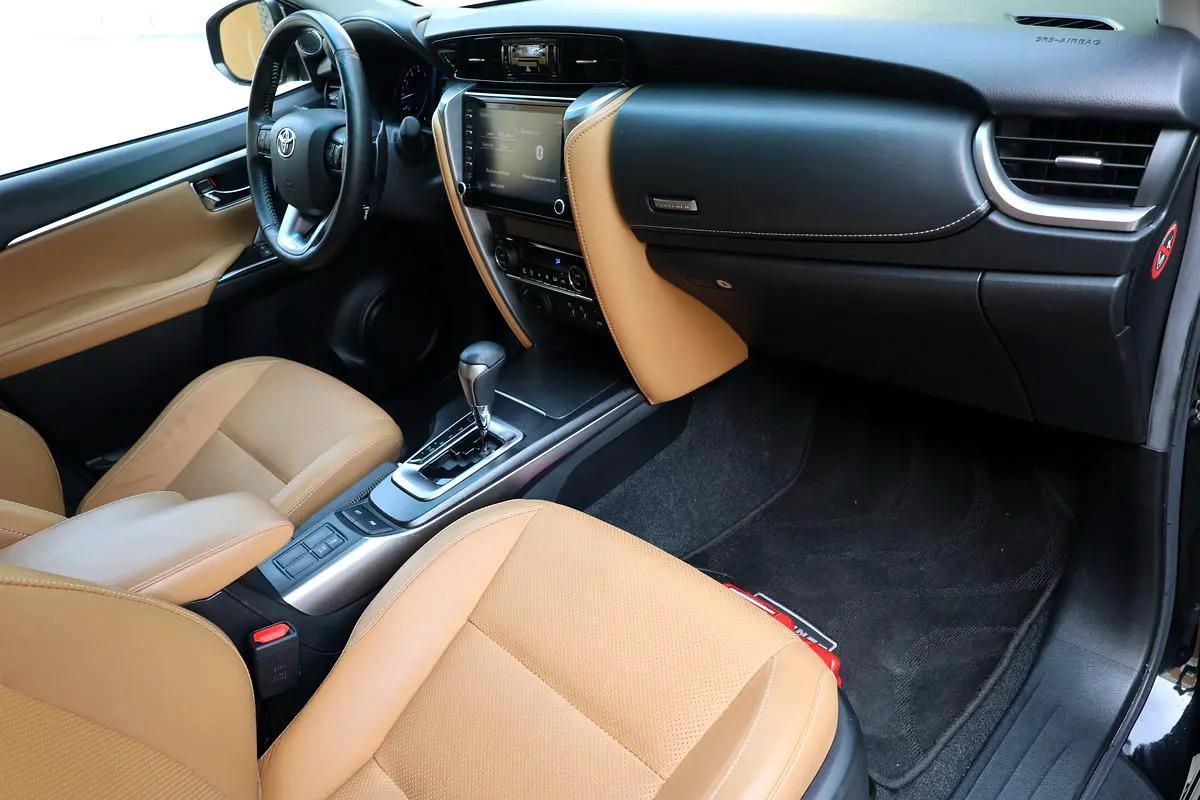 TOYOTA FORTUNER VXR V6 - GCC SPECS - UNDER WARRANTY - FULL SERVICE HISTORY - ACCIDENT FREE --15-15