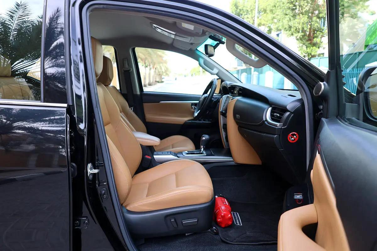 TOYOTA FORTUNER VXR V6 - GCC SPECS - UNDER WARRANTY - FULL SERVICE HISTORY - ACCIDENT FREE --17-17