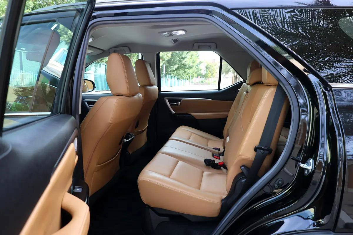 TOYOTA FORTUNER VXR V6 - GCC SPECS - UNDER WARRANTY - FULL SERVICE HISTORY - ACCIDENT FREE --3-3