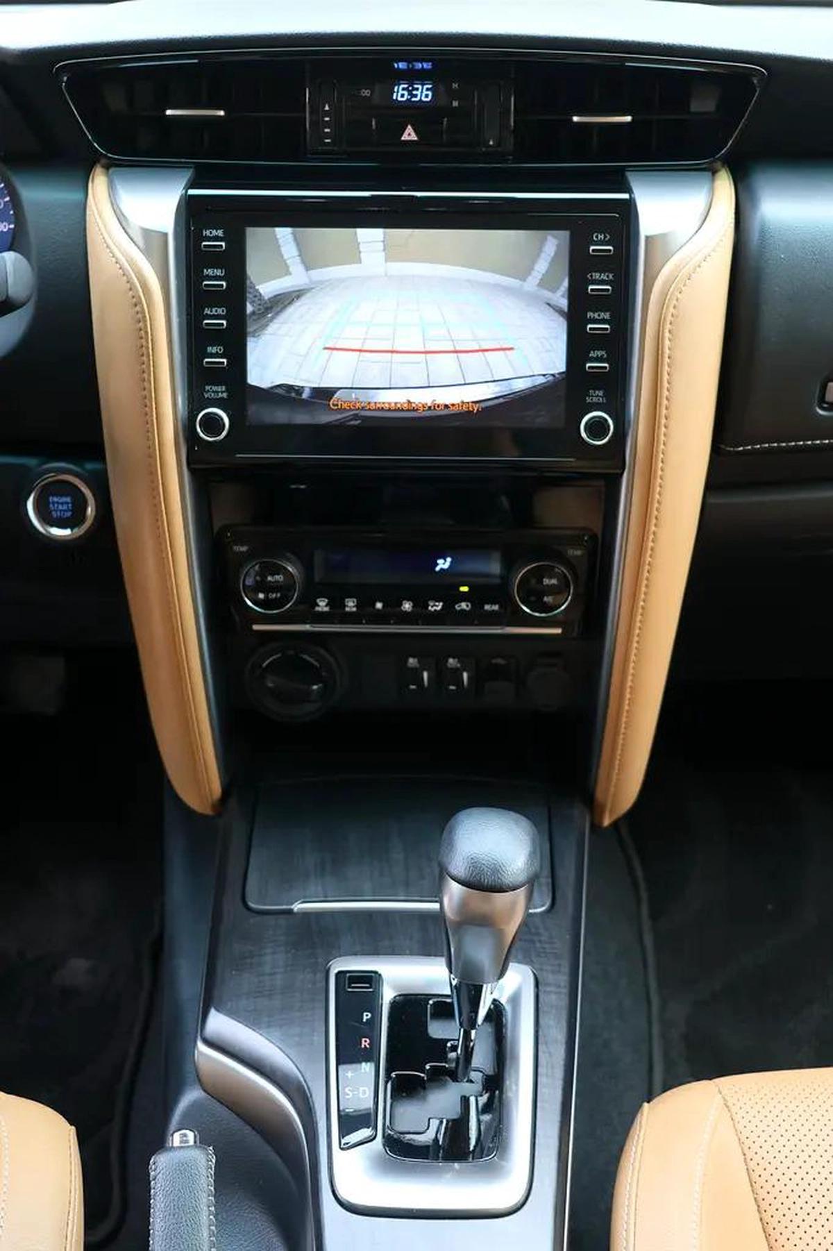 TOYOTA FORTUNER VXR V6 - GCC SPECS - UNDER WARRANTY - FULL SERVICE HISTORY - ACCIDENT FREE --1-1