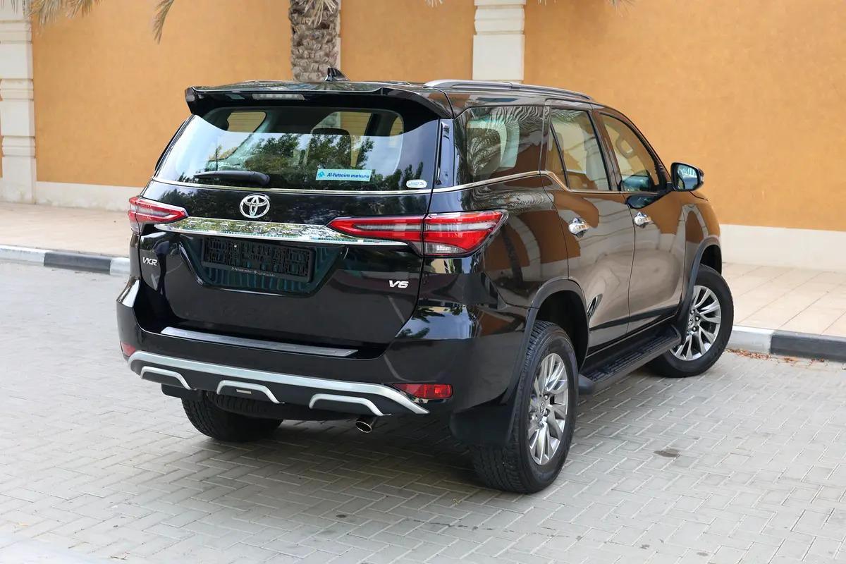 TOYOTA FORTUNER VXR V6 - GCC SPECS - UNDER WARRANTY - FULL SERVICE HISTORY - ACCIDENT FREE --16-16