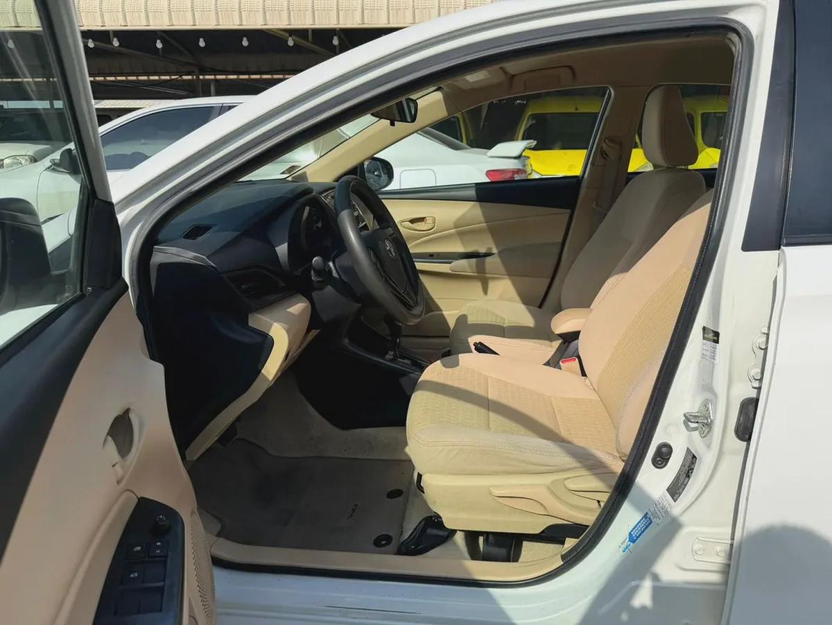 TOYOTA YARIS SEDAN KM IS NOT GENUINE-5-5