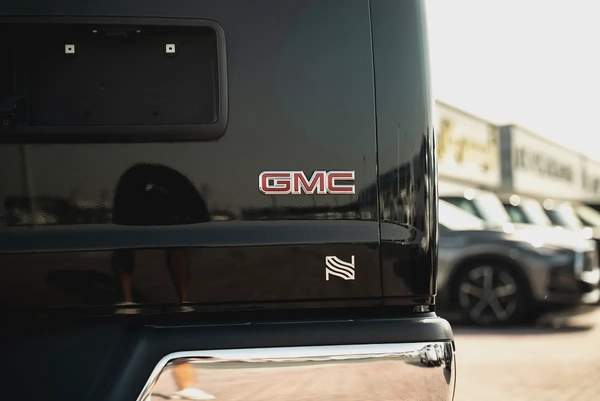 GMC Savana 3500 Cargo Extended Wheelbase 2023 GCC 6.6L V8 0Kms