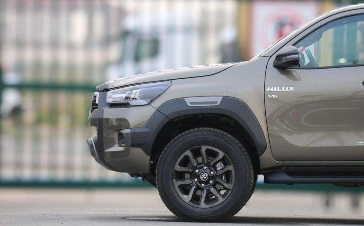Toyota Hilux TOYOTA HILUX ADVENTURE PETROL 4.0L-2-2