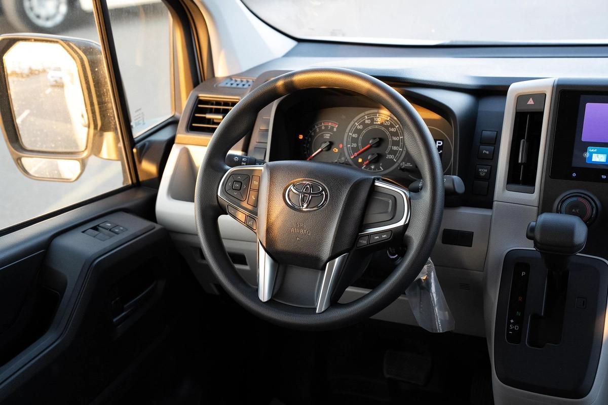 Toyota Hiace Commuter-12-12