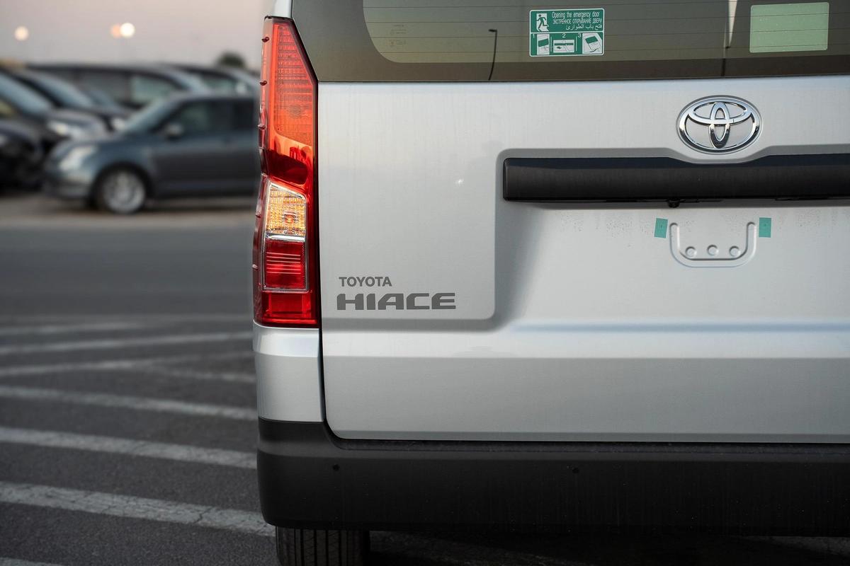 Toyota Hiace Commuter-7-7