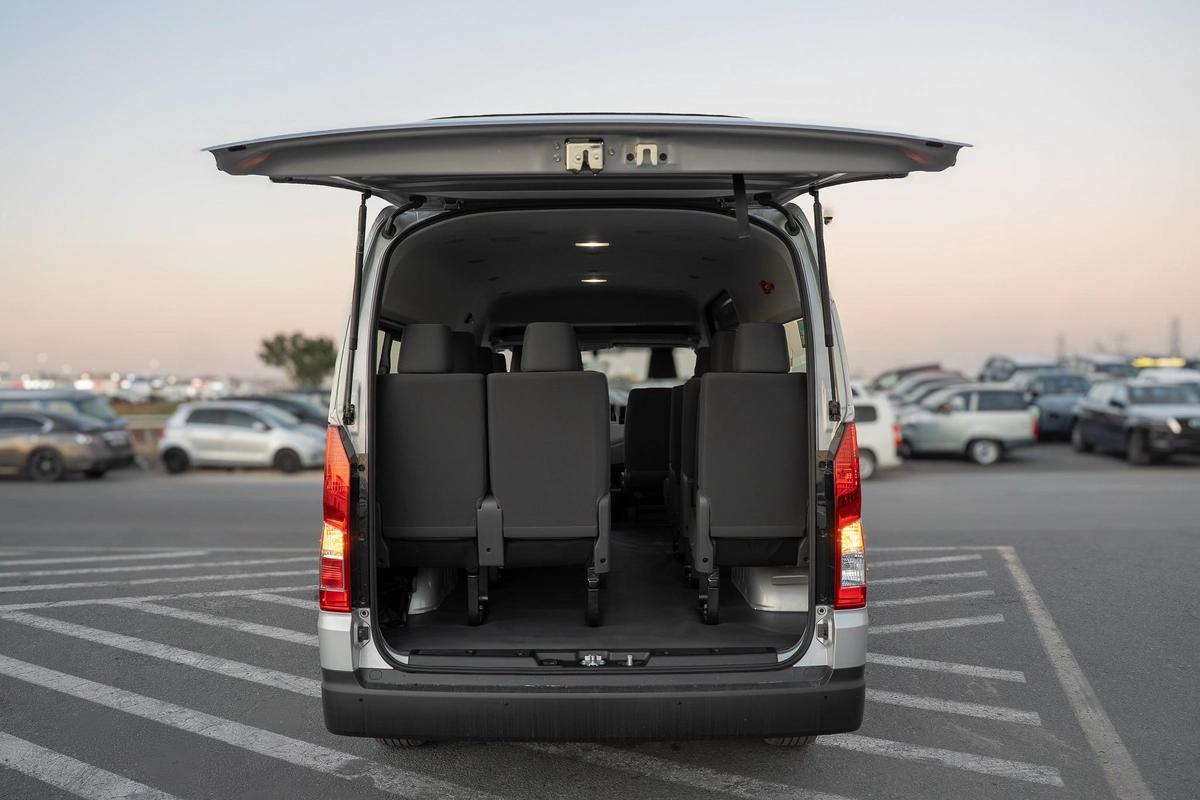 Toyota Hiace Commuter-17-17