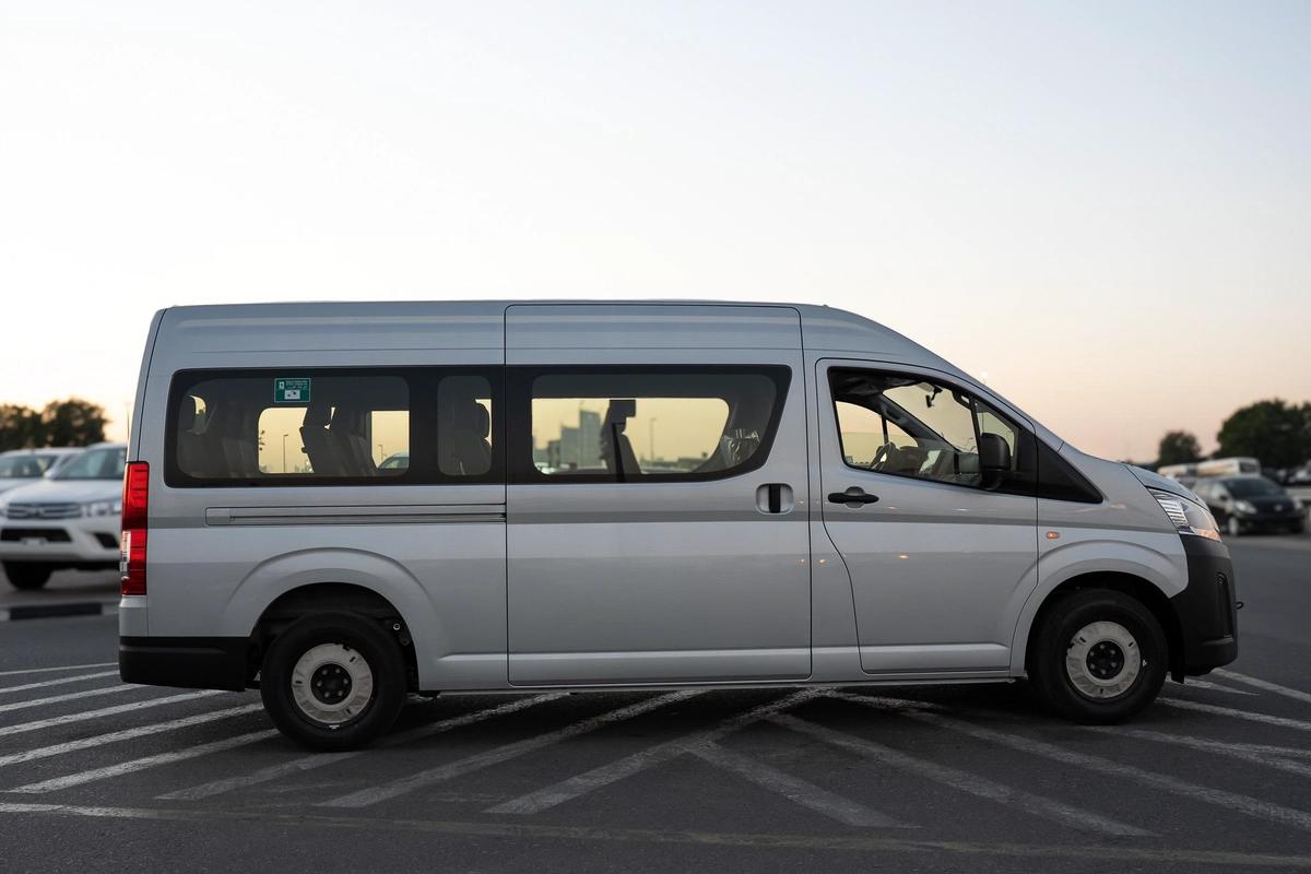 Toyota Hiace Commuter-6-6