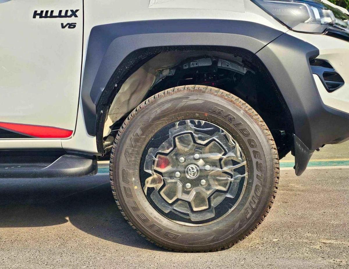 Toyota Hilux GR SPORT WIDE BODY / 4.0L PETROL V6 / TRIP TRONIC / 360*CAMERA / DRIVER PWR SEATS WITH-12-12
