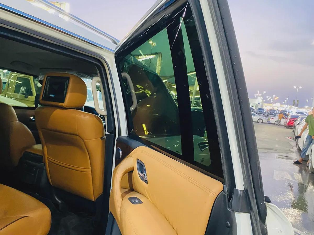 Km only Nissan Patrol LE Platinum City 2016 GCC Specs 3000-12-12