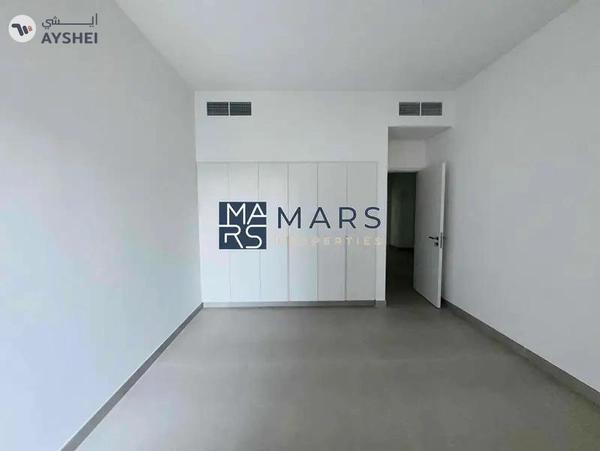 Luxury 4 bedroom corner unit with majlis for rent in Robinia just 190k