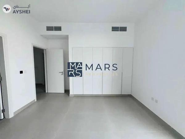 Luxury 4 bedroom corner unit with majlis for rent in Robinia just 190k