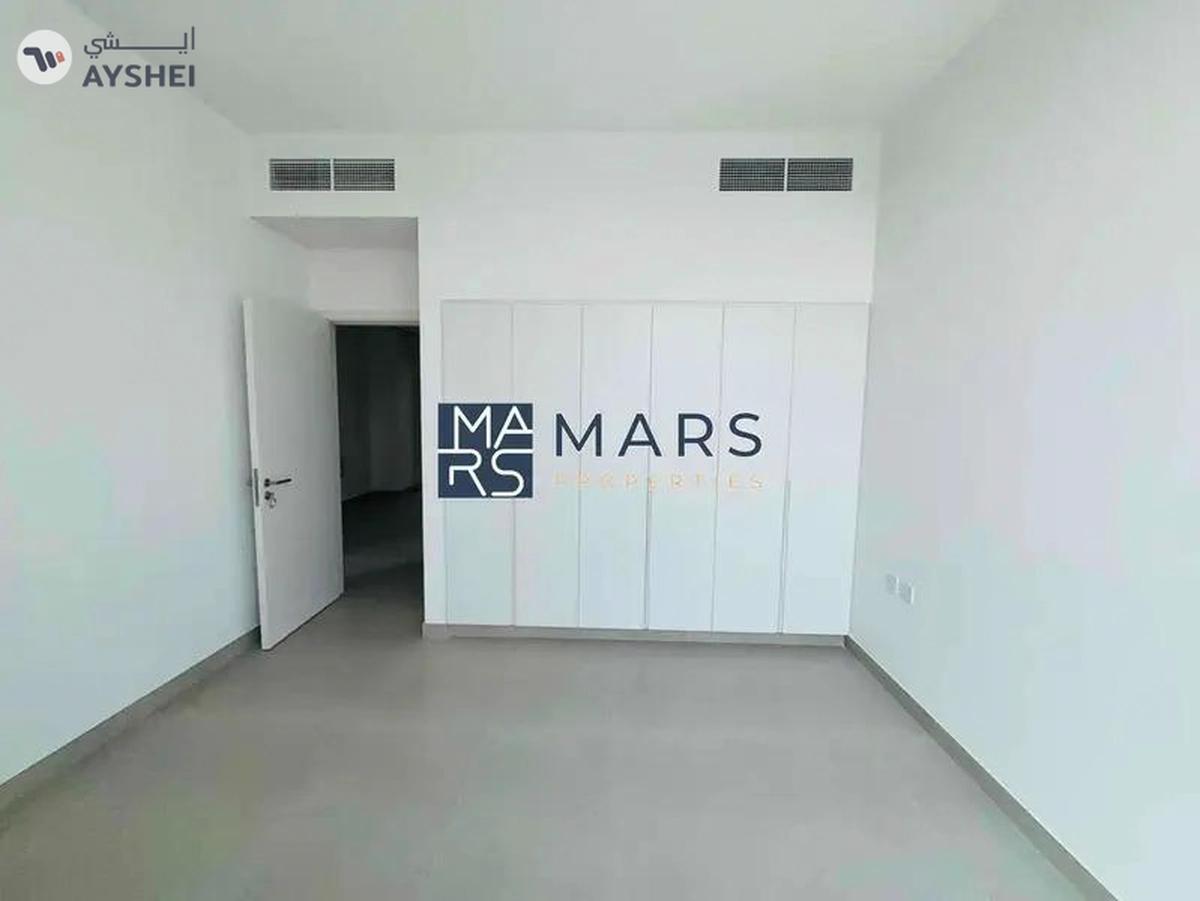 Luxury 4 bedroom corner unit with majlis for rent in Robinia just 190k-15-15