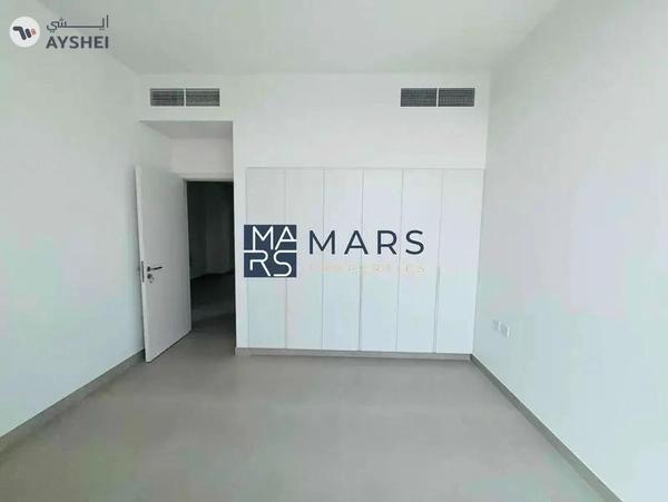 Luxury 4 bedroom corner unit with majlis for rent in Robinia just 190k