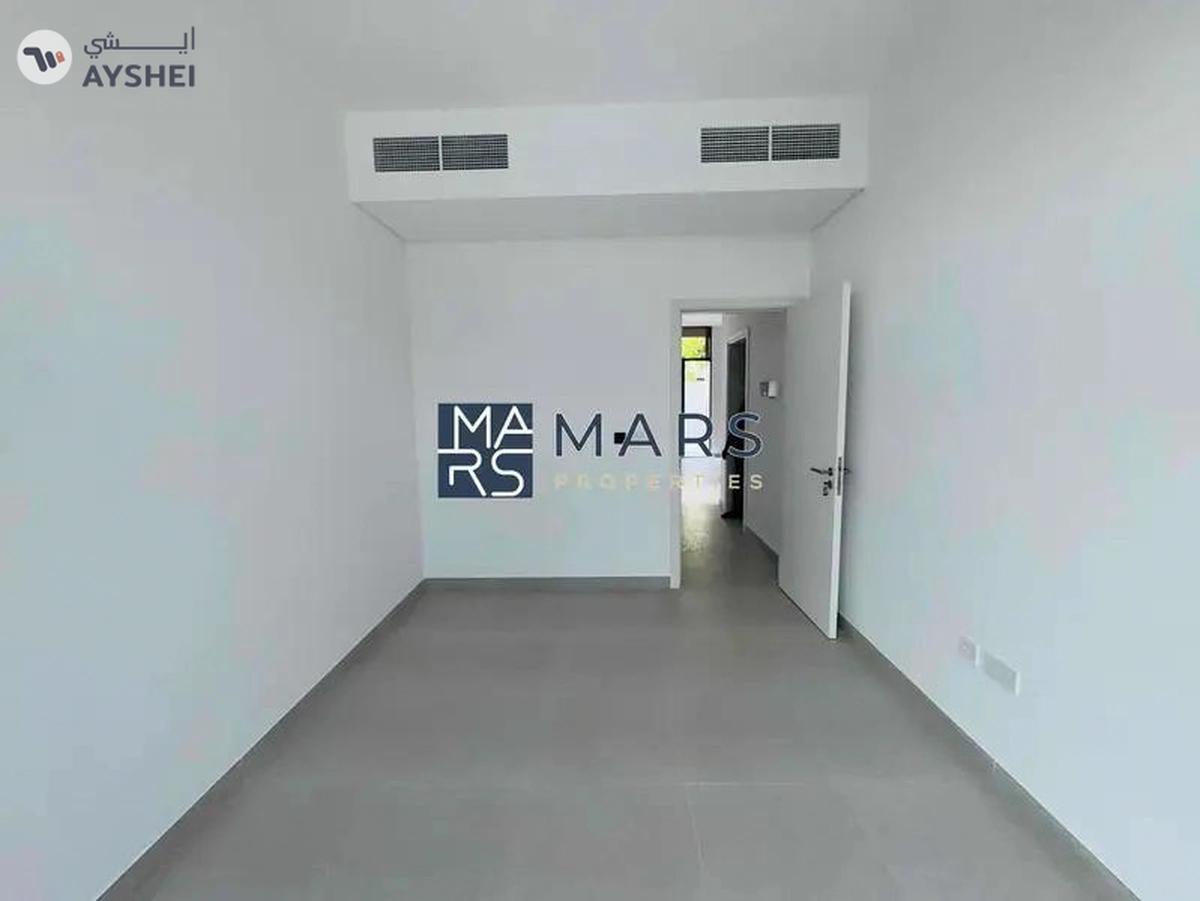 Luxury 4 bedroom corner unit with majlis for rent in Robinia just 190k-23-23