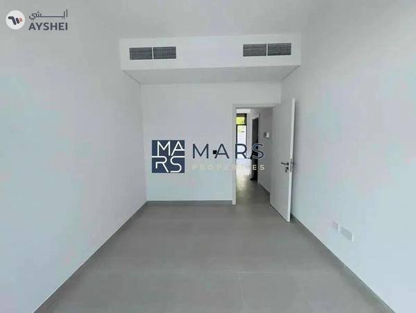 Luxury 4 bedroom corner unit with majlis for rent in Robinia just 190k