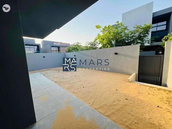 Luxury 4 bedroom corner unit with majlis for rent in Robinia just 190k