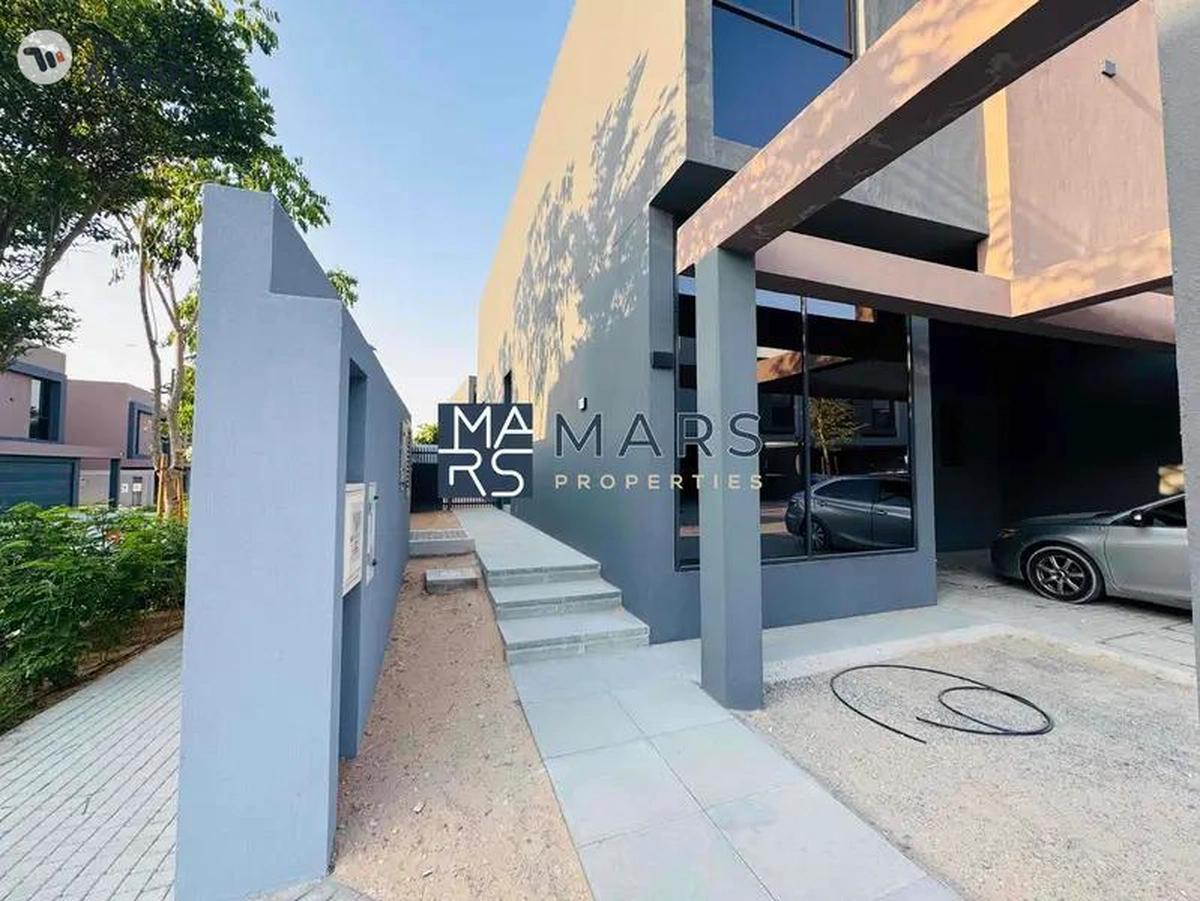 Luxury 4 bedroom corner unit with majlis for rent in Robinia just 190k-4-4