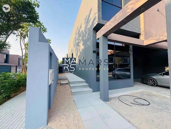 Luxury 4 bedroom corner unit with majlis for rent in Robinia just 190k