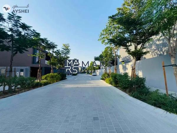 Luxury 4 bedroom corner unit with majlis for rent in Robinia just 190k