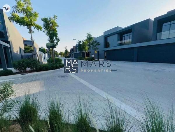 Luxury 4 bedroom corner unit with majlis for rent in Robinia just 190k