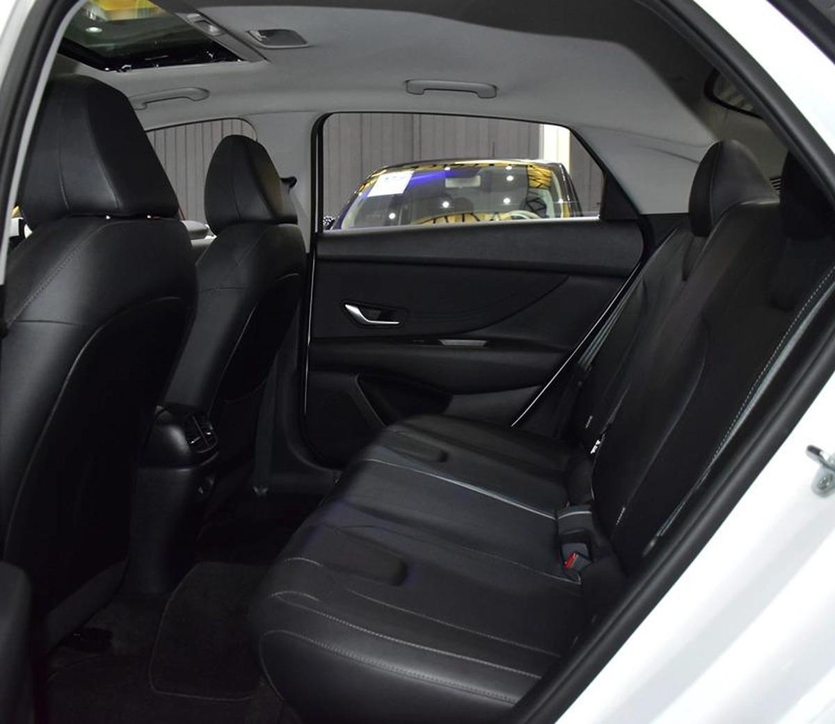 Hyundai Elantra ( 2024 Model ) in White Color Chinese Specs-12-12