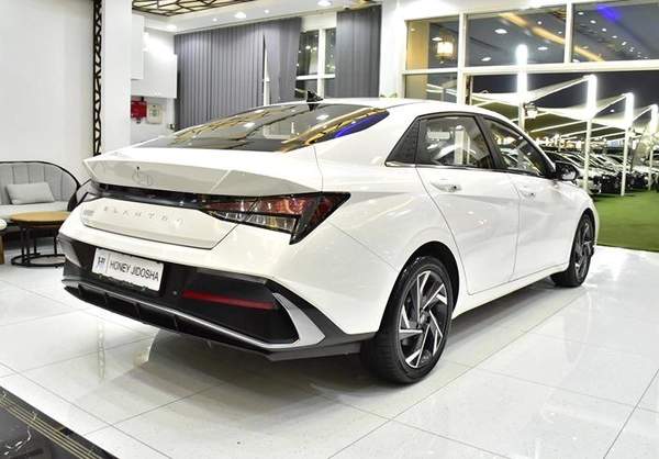 Hyundai Elantra ( 2024 Model ) in White Color Chinese Specs