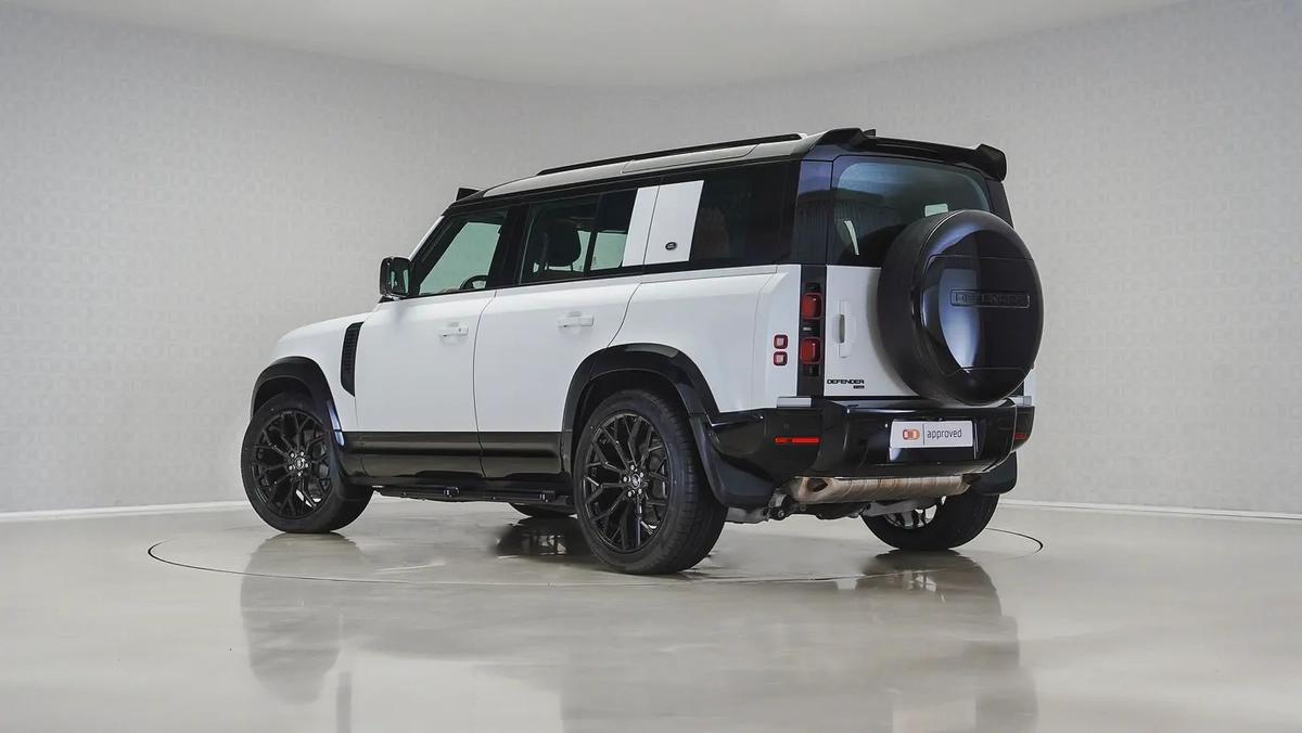 Special Offer | AED 5,162 PM | Head-up Display, LED Lightbar | Defender 110 P400 HSE Widetrack-2-2