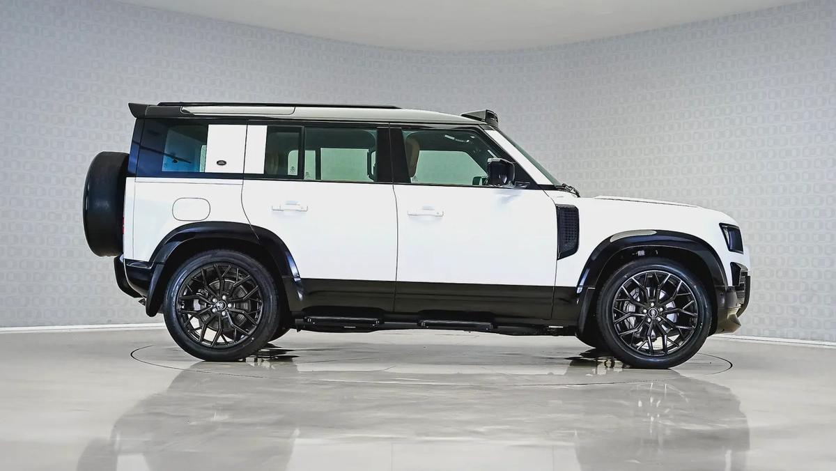 Special Offer | AED 5,162 PM | Head-up Display, LED Lightbar | Defender 110 P400 HSE Widetrack-3-3