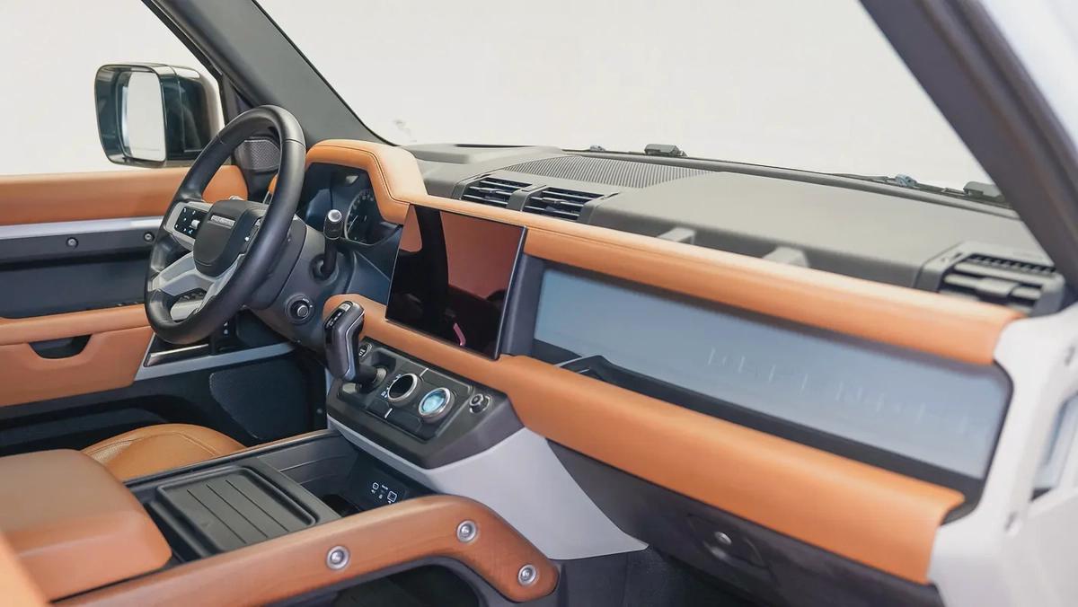 Special Offer | AED 5,162 PM | Head-up Display, LED Lightbar | Defender 110 P400 HSE Widetrack-6-6