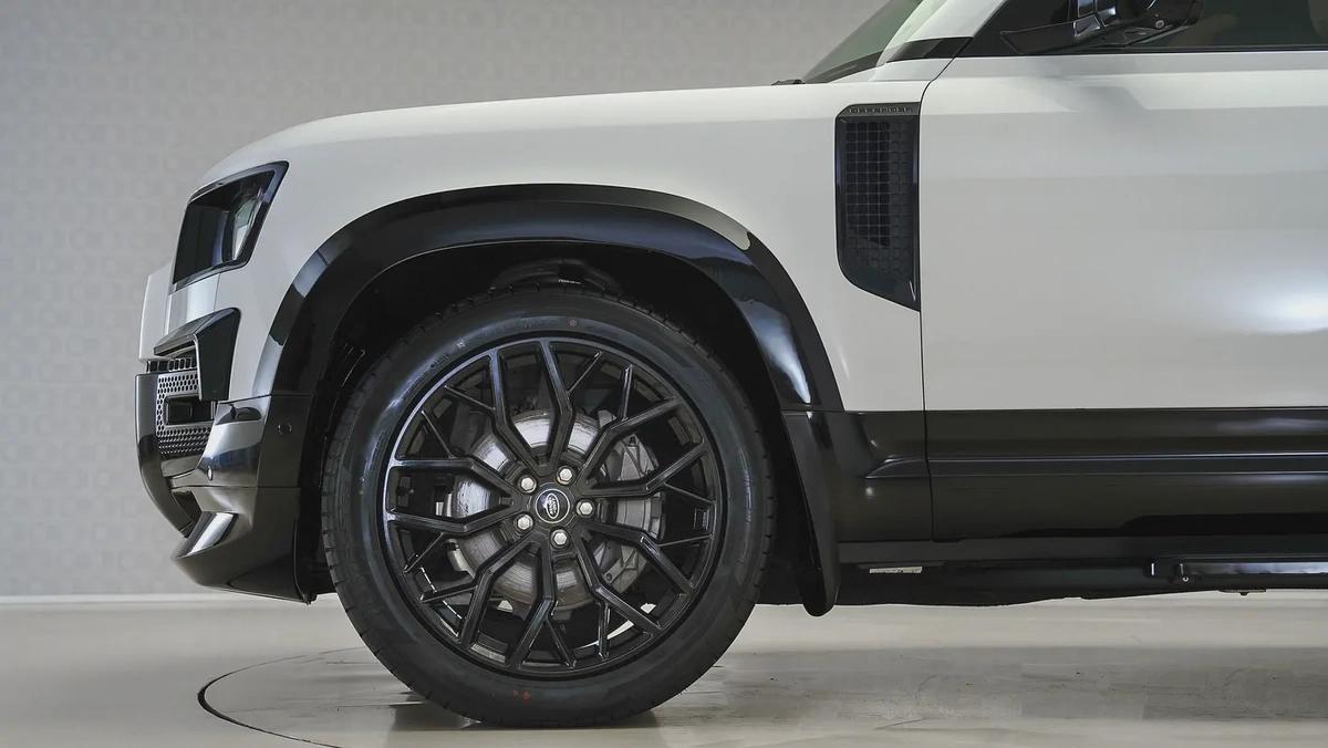 Special Offer | AED 5,162 PM | Head-up Display, LED Lightbar | Defender 110 P400 HSE Widetrack-11-11