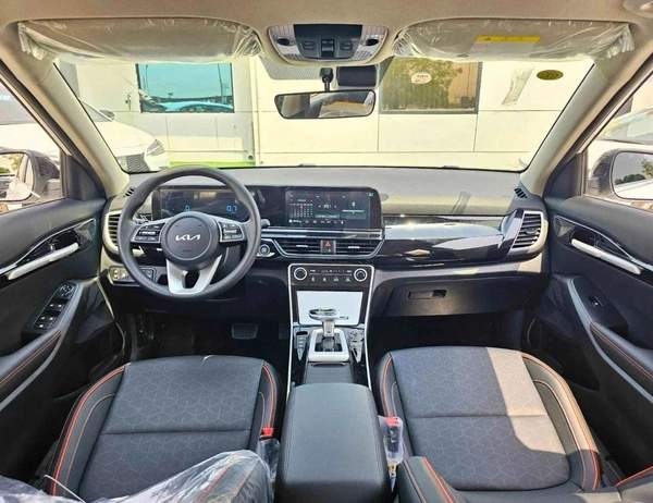 Kia Seltos CVT LUXURY/ DUAL TONE WITH BLACK ROOF / PANORAMIC ROOF/ 1.5L V4 PETROL CHINES SPECS