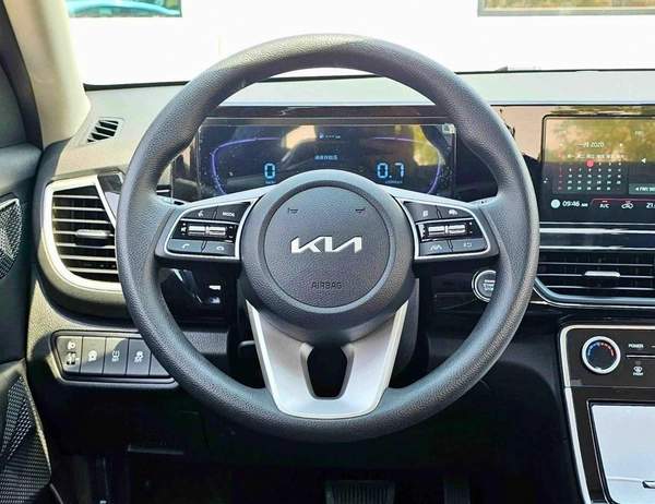 Kia Seltos CVT LUXURY/ DUAL TONE WITH BLACK ROOF / PANORAMIC ROOF/ 1.5L V4 PETROL CHINES SPECS