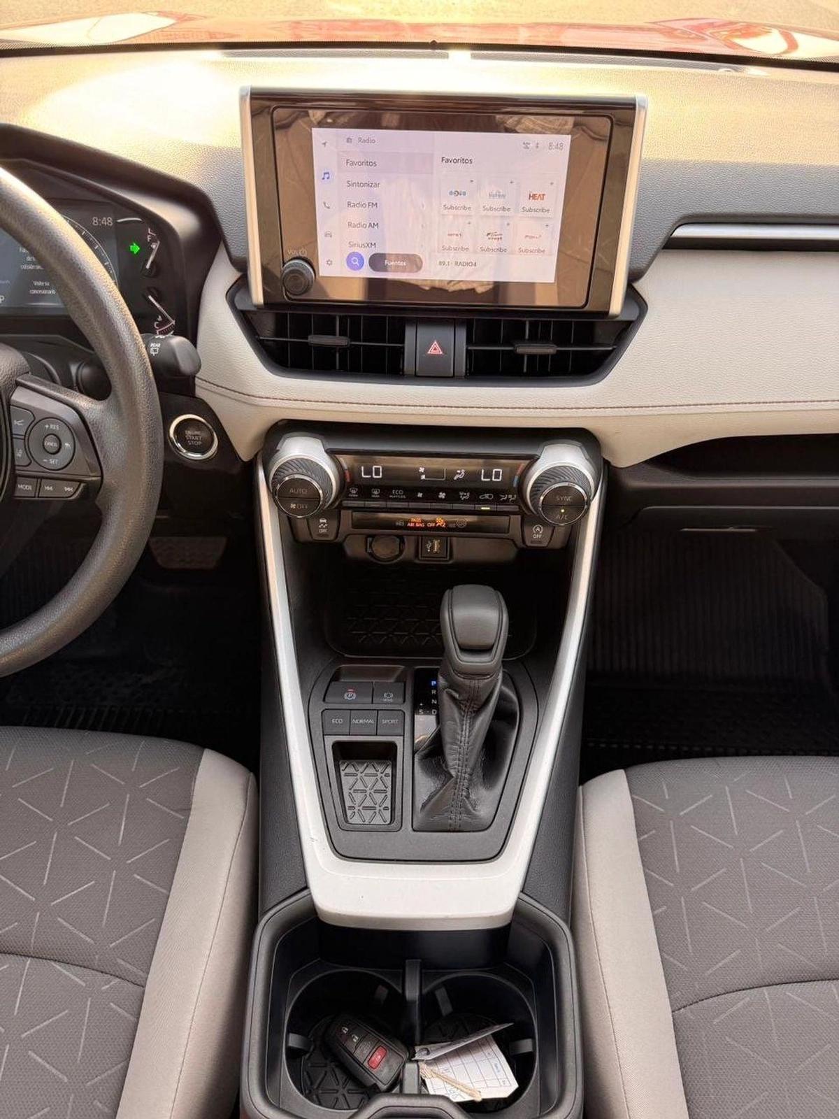 Toyota RAV4 XLE 2.5 L | sunroof, push start low mileage full option-6-6