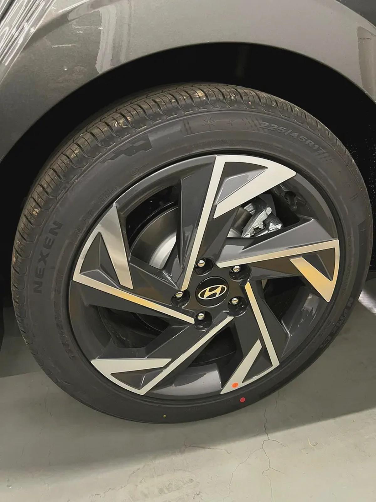 Hyundai Elantra GLX ELITE---Electric Seat----Sunroof--Available in Dubai-8-8