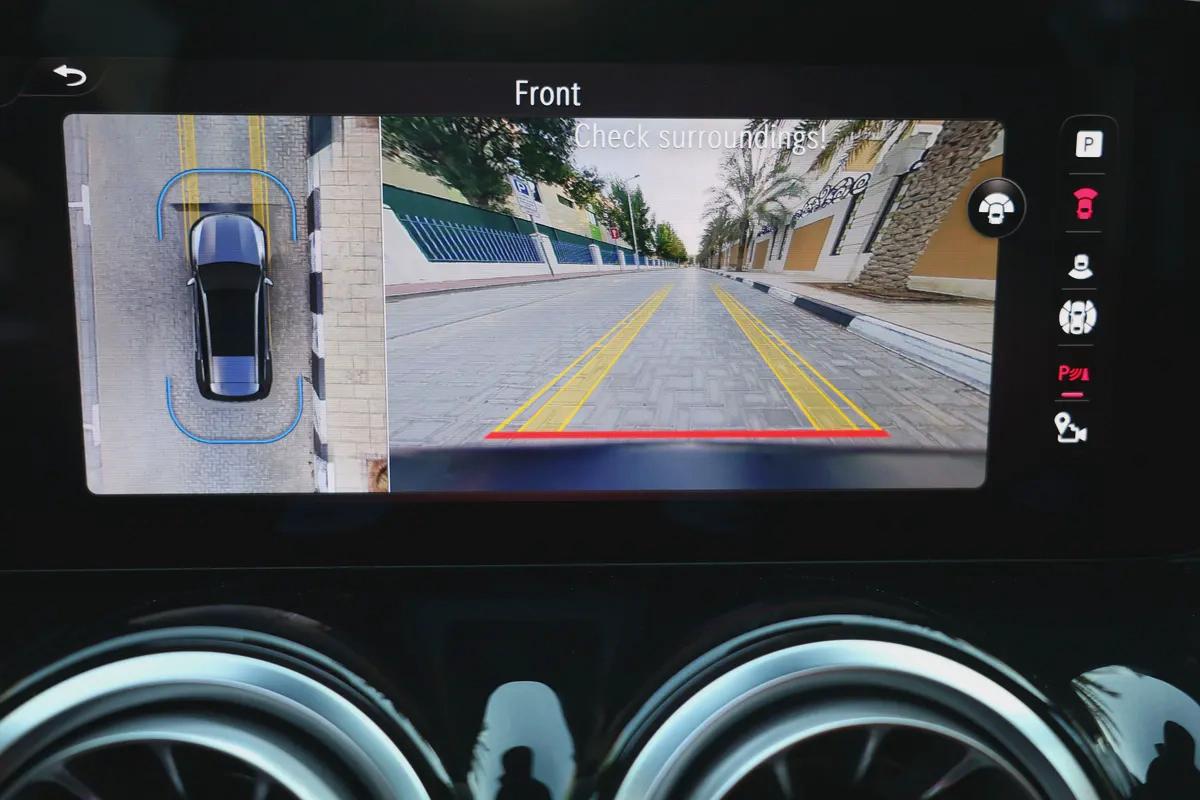 MERCEDES-BENZ GLB 250-2025-8000KM-GCC SPECS-UNDER WARRANTY SERVICE FROM MRCEDES DEALER-12-12