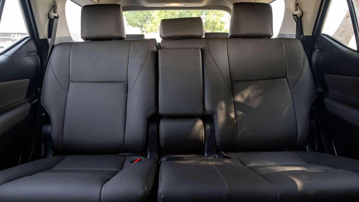 Toyota Fortuner GX2 2.7L 4WD-8-8